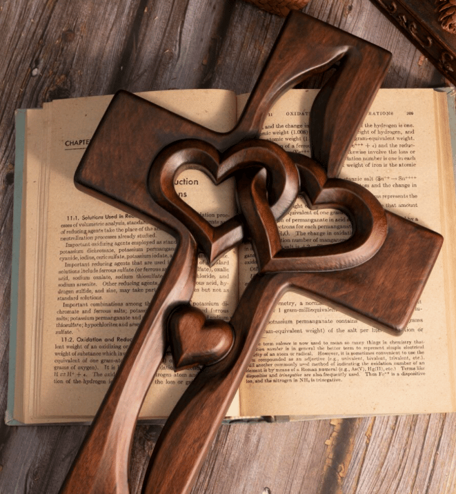 🔥LAST DAY 49% OFF ✝️Intertwined Heart Wooden Cross(6.3*9.8 in)